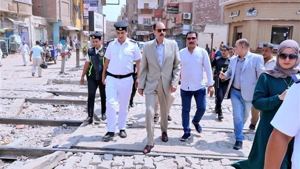 محافظ سوهاج يستمع لشكاوى ومطالب المواطنين بقرية برديس