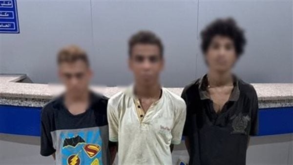 ضبط 3 عاطلين بالقاهرة بعد الاعتداء على شخصين وسرقتهما تحت تهديد الأسلحة البيضاء