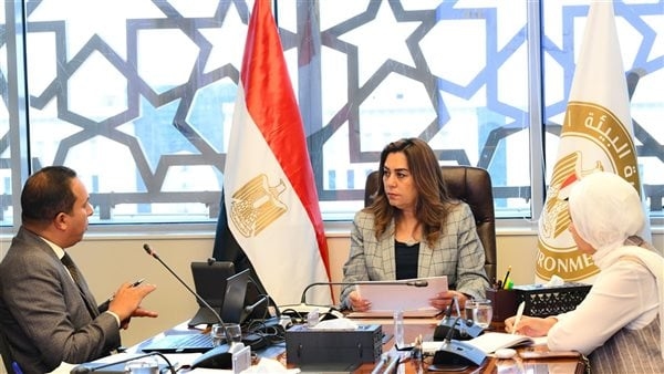 القائم بأعمال وزيرة البيئة تتابع آخر مستجدات العمل في مصرف المحيط بالمنيا