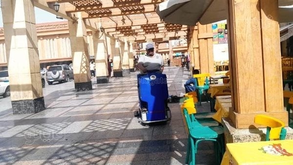 محافظ أسوان يحظر عمل عمال النظافة بالأماكن المفتوحة خلال فترة الظهيرة (صور)