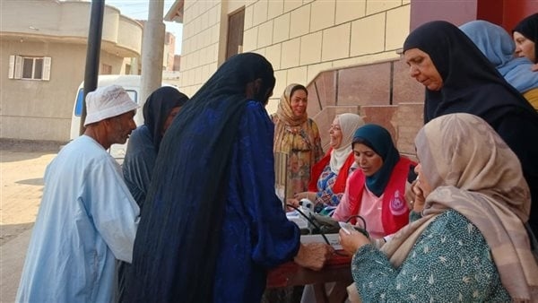 محافظة البحيرة تنظم قافلة سكانية شاملة لأهالي قرية أبو خطوة بدمنهور