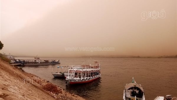 إيقاف الحركة الملاحية بنهر النيل وبحيرة ناصر لسوء الأحوال الجوية بأسوان (صور)