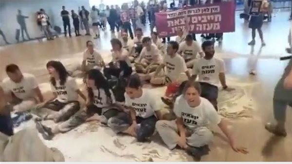 بأكياس الدقيق، إسرائيليون يقتحمون مطار بن جوريون لوقف حرب غزة (فيديو)