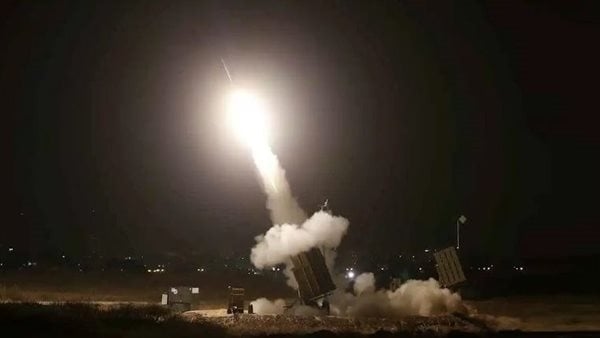 انفجارات في وسط إسرائيل وجيش الاحتلال يتحدث عن صاروخ حوثي