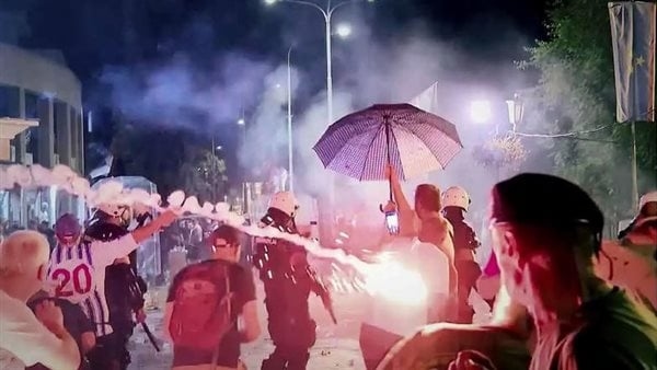 "نوفي ساد" أشرسها، تظاهر الآلاف في أكثر من 10 مدن صربية ضد "فساد الحكومة" (فيديو)