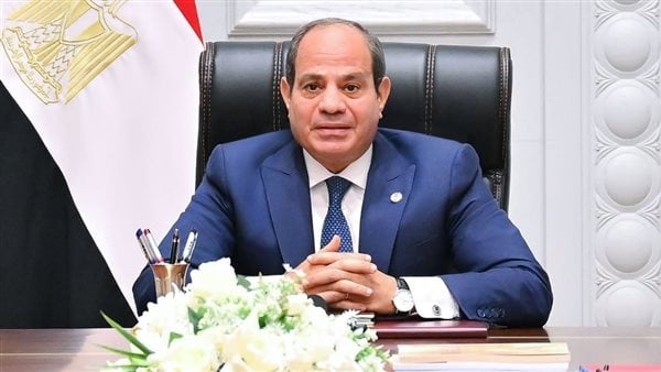 السيسي يجتمع مع محافظ البنك المركزي.. الرئيس يوجه بإتاحة الموارد الدولارية.. الحفاظ على سعر صرف مرن وموحد للعملة الأجنبية.. وجذب المزيد من الاستثمارات الأجنبية وتمكين القطاع الخاص