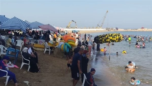 إقبال متوسط على شواطئ الإسكندرية (صور)