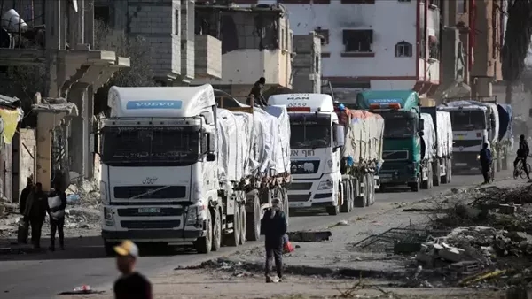 إذاعة جيش الاحتلال: إسرائيل تعتقل سائقي شاحنات المساعدات في غزة بشبهة الإرهاب