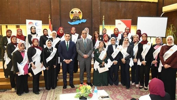 محافظ الفيوم يسلم شهادات اجتياز برنامج "المرأة تقود في المحافظات"