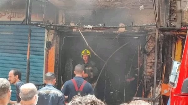 المعاينة تكشف تفاصيل حريق محل هواتف محمولة بعزبة النخل (صور)