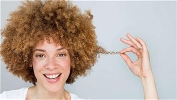خبيرة تجميل تقدم وصفة طبيعية لتنعيم الشعر الخشن