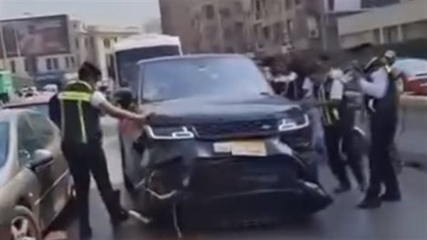 لحظة القبض على قائد سيارة صدم عدة مركبات أعلى كوبري أكتوبر (فيديو)