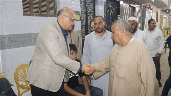 محافظ القليوبية يقدم العزاء في ضحايا حريق مخزن القناطر الخيرية (صور)