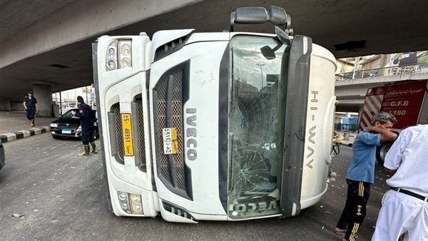 إنقاذ سائق وتباع بعد انقلاب سيارتهما أسفل كوبري أكتوبر (صور)