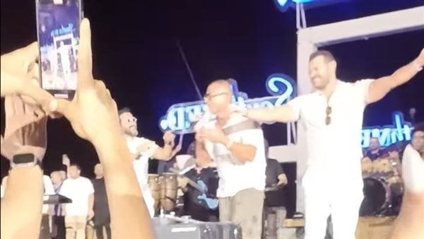 أحمد حلمي وعمرو يوسف يفاجآن الهضبة علي مسرح حفله بالساحل (فيديو)