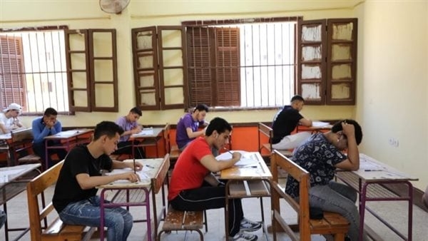 طلاب الثانوية العامة الدور الثاني يؤدون امتحان مادة اللغة الأجنبية الأولى