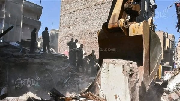 النيابة العامة تعاين موقع انهيار عقار سكني بالزقازيق (صور)