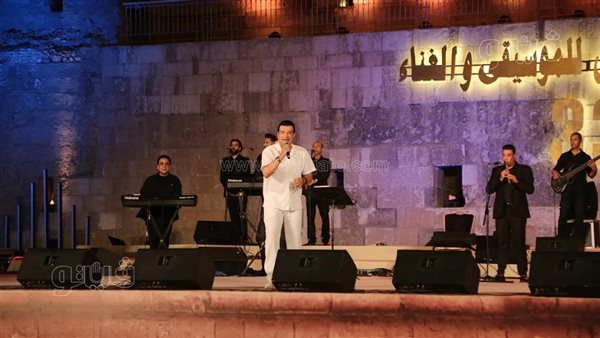 إيهاب توفيق يسترجع ذكريات التسعينيات في مهرجان القلعة للموسيقى والغناء (فيديو)