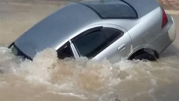 نجاة أسرة من الغرق بعد سقوط سيارتهم بترعة الإبراهيمية في بني سويف
