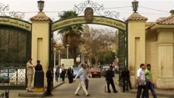 أطباء الامتياز بقصر العيني يوجهون استغاثة لرئيس الوزراء.. مطالب بإلغاء البصمة وتحسين الرواتب.. ويؤكدون: نعمل تحت ضغط ونتعرض للتهديدات