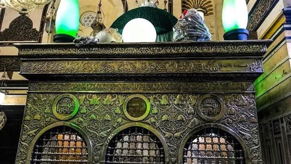 هل الصلاة في المساجد التي بها قبور صحيحة؟ الشيخ عطية صقر يجيب