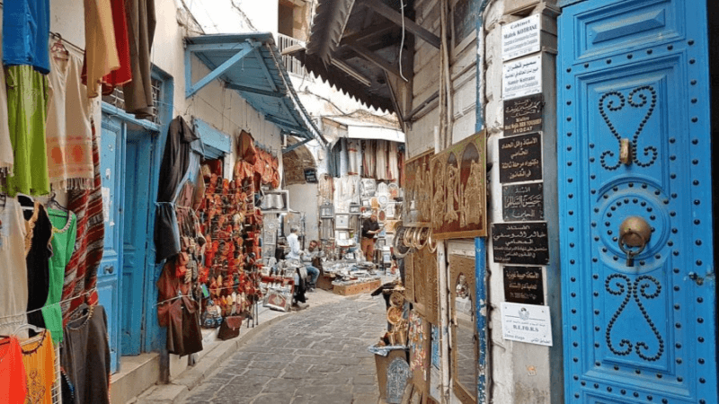 التنظيف والتعقيم في عدة أحياء من تونس