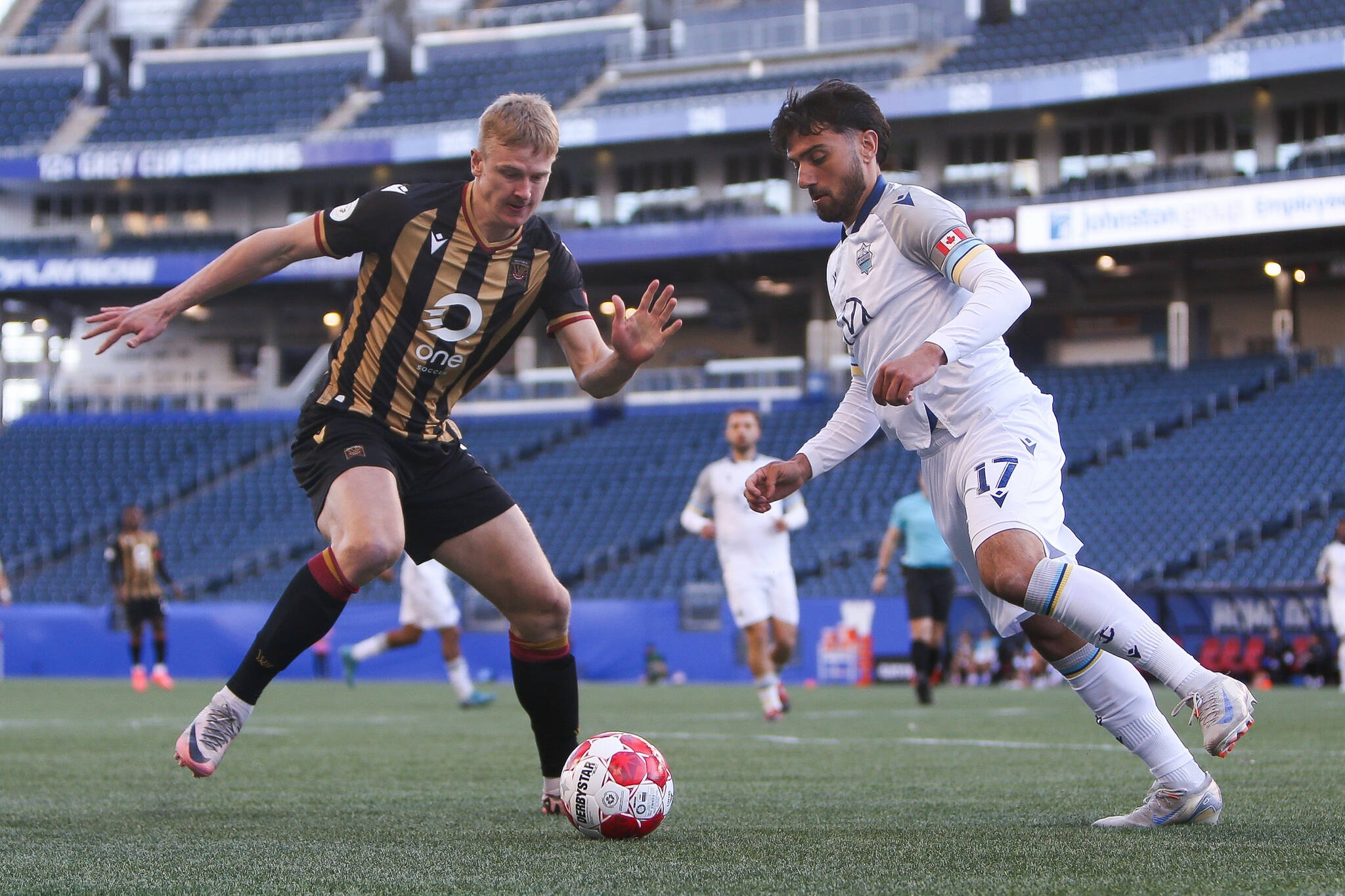 Valour denied by Wanderers' late goal