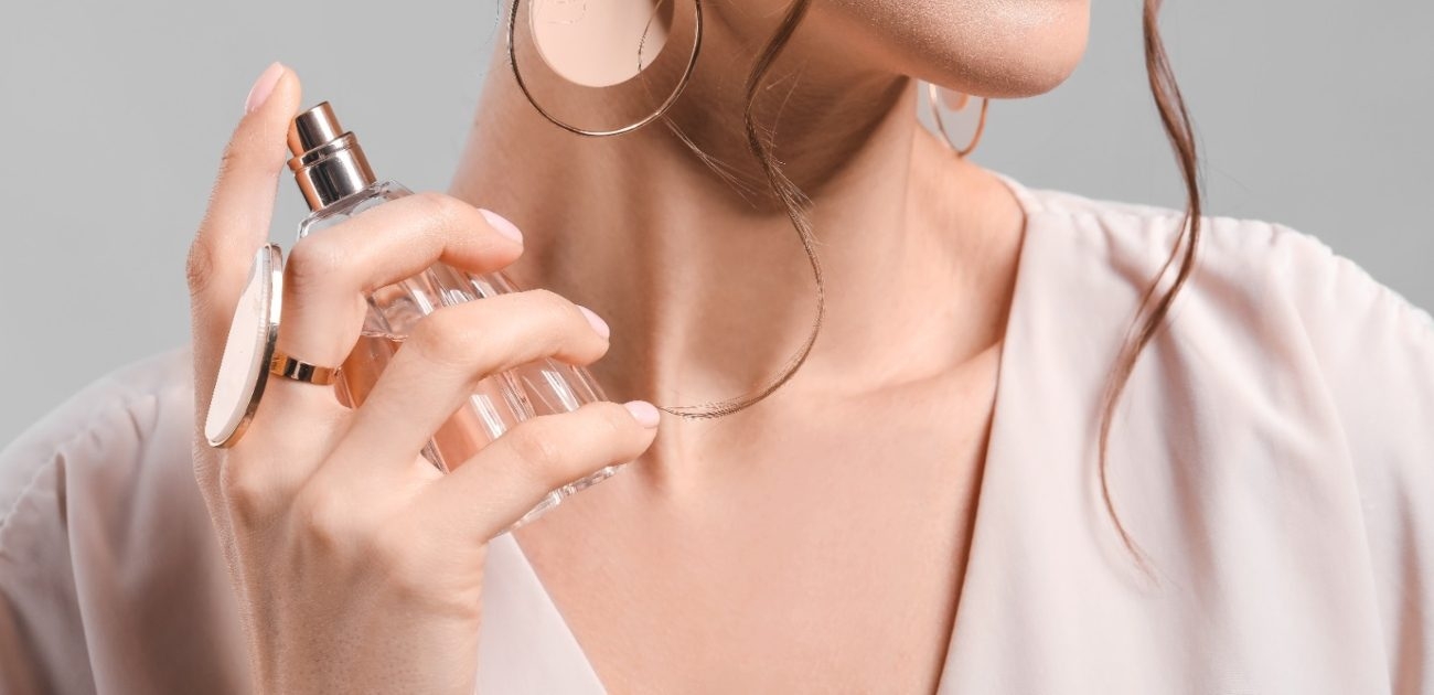 طريقة واحدة لوضع العطر تجعله يدوم طوال اليوم