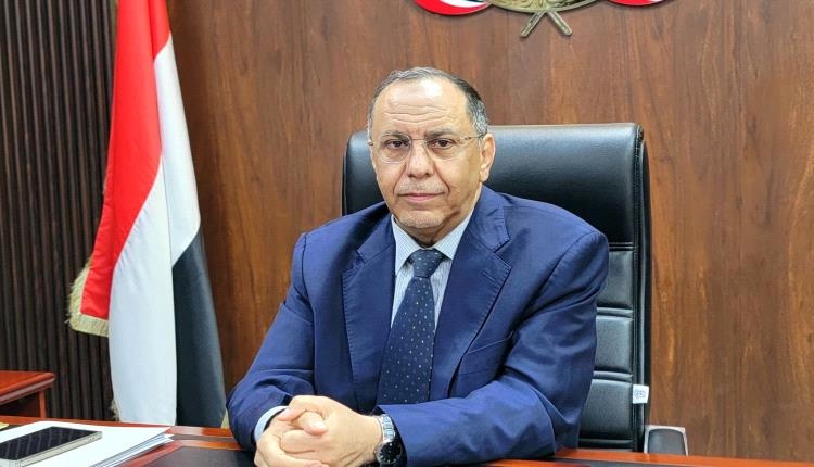 وزير الصناعة يرعب التجار المتلاعبين بـ"عقوبتين"
