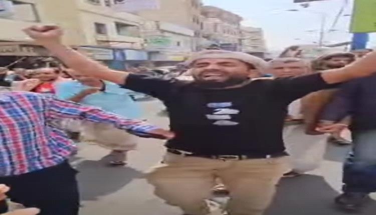 ثورة الجياع تجتاح تعز.. الآلاف يهتفون: جوع.. جوع.. وثورة على كل السرق