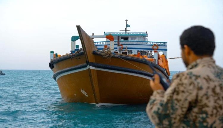 تقرير بريطاني يكشف دعم إيران للحوثيين عبر أسلحة تهدد الملاحة البحرية في البحر الأحمر