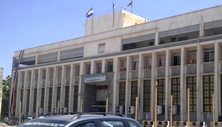 أول رد.. البنك المركزي بعدن يوجّه الضربة القاصمة: إيقاف قنوات التعامل مع نظام الحوثيين المصرفي