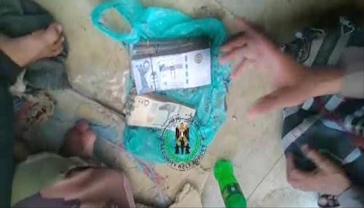 في أقل من نصف ساعة.. الحزام الأمني يعيد 177 ألف سعودي لمواطن من تعز بعد ضبط اللصوص
