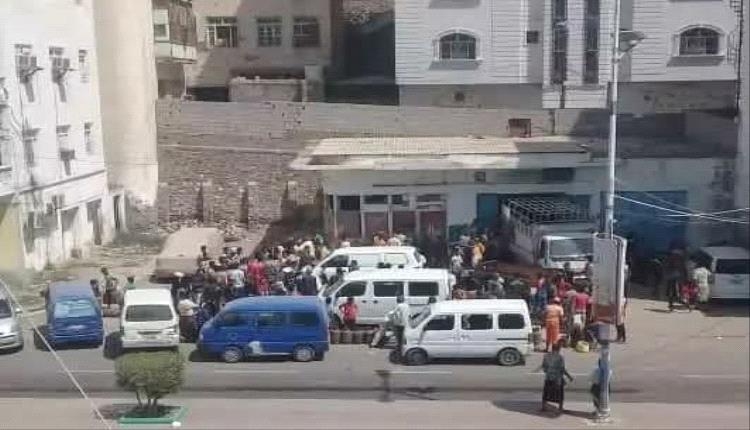 أطراف نافذة وراء اختناق عدن.. الغاز يُهرّب للحوثيين والمواطن يُذبح في السوق السوداء