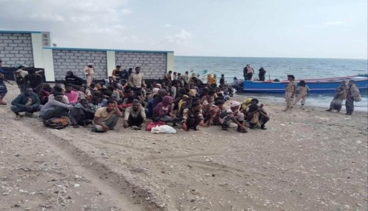مهرب يفر ويترك 200 أفريقيًا على ساحل شبوة.. موجات الهجرة تضرب اليمن بلا رحمة