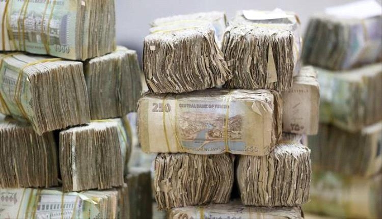 مؤامرة على الريال.. بنوك وصرافون ومليشيات تتقاسم مهمة تدمير العملة ودفع البلاد نحو المجاعة