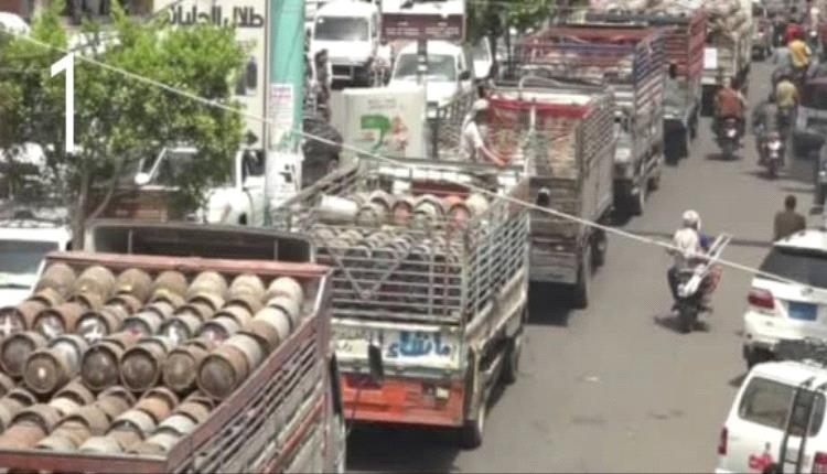 تعز تشتعل بالغاز.. مسيرة احتجاجية لأسطول الدينات وصفيح الأسعار يغلي إلى 18 ألف ريال