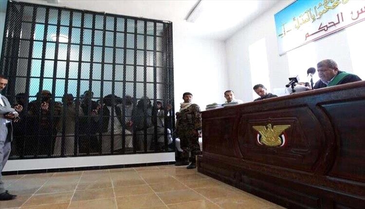 الحوثيون يصدرون حكمًا بحق 22 شخصًا بينهم نساء بتهمة الاتجار بالبشر والدعارة