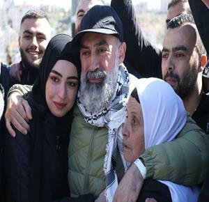 369 فلسطينيًا يتنفسون الحرية والمقاومة تسلم ثلاثة أسرى للكيان