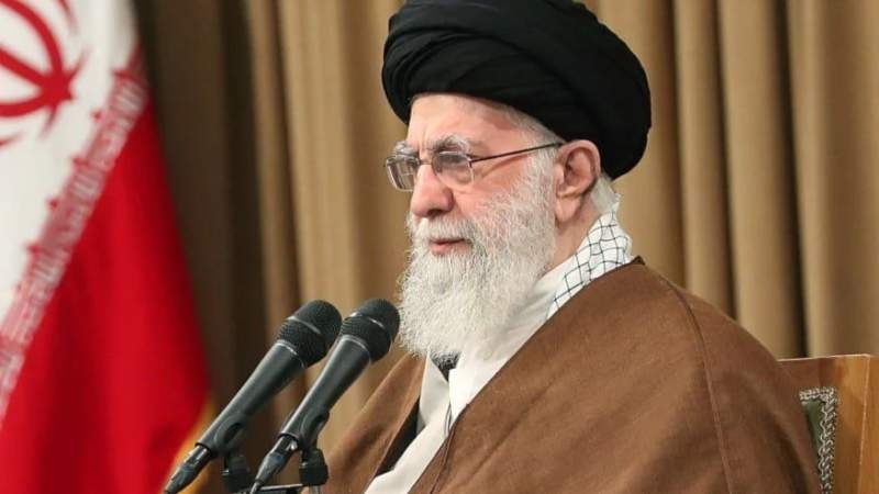 قائد الثورة الإسلامية في إيران: الشعب الإيراني لا يستسلم… وعراقجي يلوح برد جديد على أمريكا