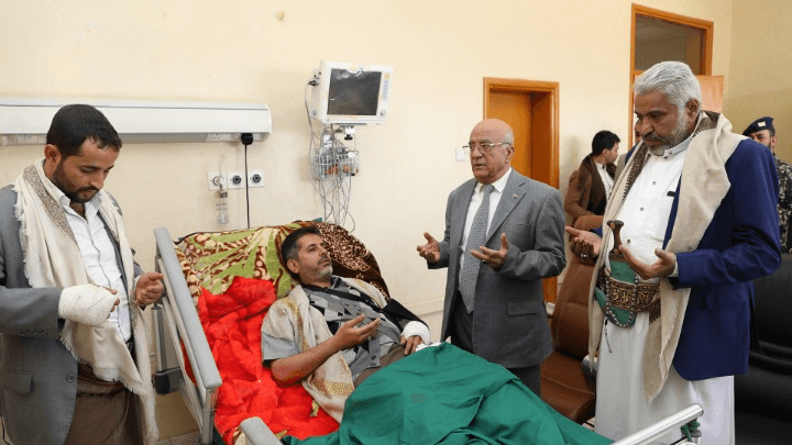 الرهوي يطمئن على صحة وزير الإعلام إثر الحادث المروري الذي تعرض له