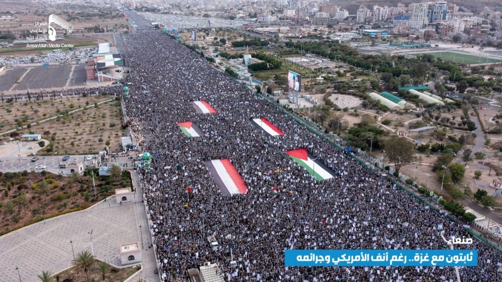 حشود مليونية وطوفان بشري في مسيرة 'ثابتون مع غزة.. رغم أنف الأمريكي وجرائمه' يميدان السبعين في العاصمة صنعاء