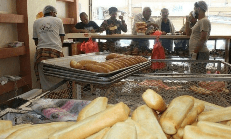 خبز الفقراء يصبح حلماً بعد ارتفاع سعر الروتي إلى125ريالاً في عدن