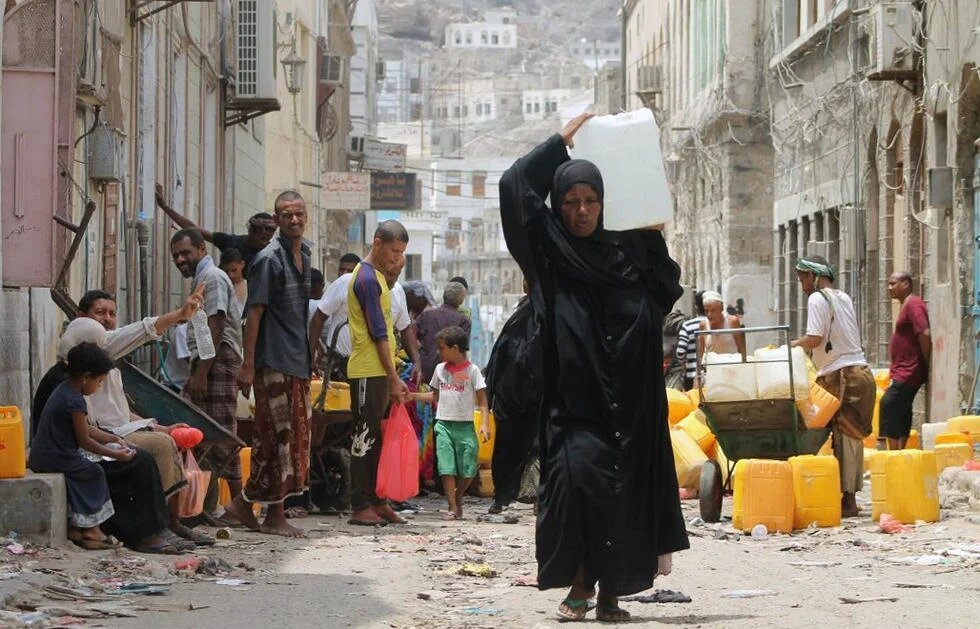 حقيقة صرف حكومة العليمي رواتب الموظفين في عدن