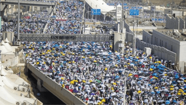حجاج بيت الله الحرام يرمون جمرة العقبة ويبدؤون مناسك يوم النحر في مشعر منى