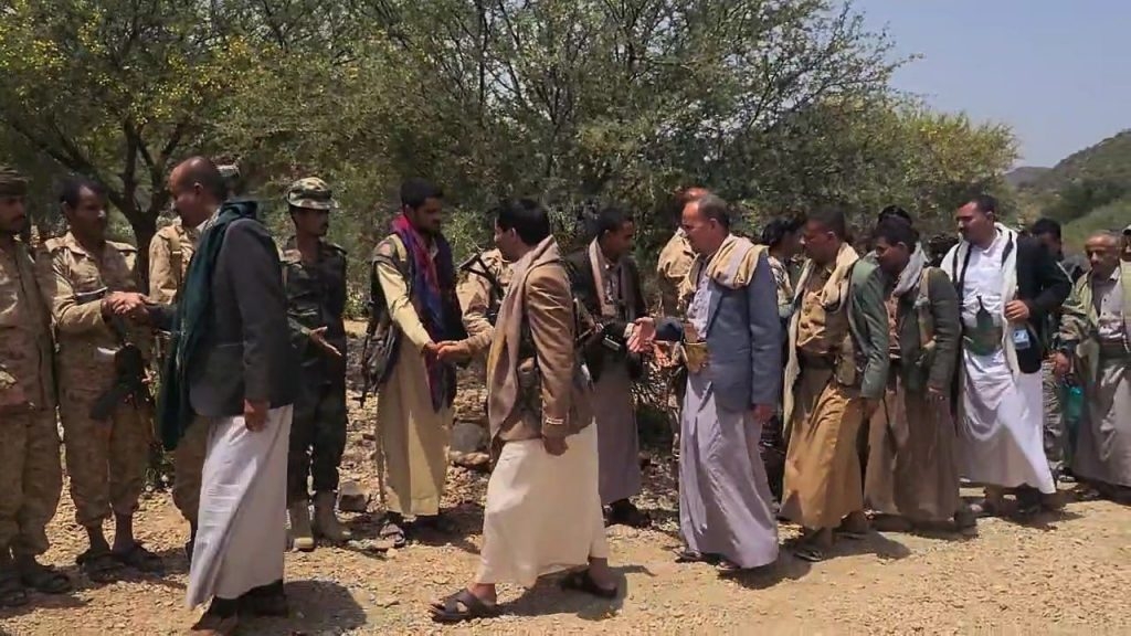 بصحبة قافلتين عيديتين.. وفود من إب تزور المرابطين في جبهتي الستين بتعز والفاخر بالضالع.. صور
