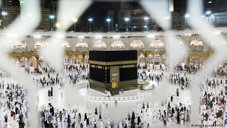 "الأوقاف" تبدأ تسليم 15 مليون ريال سعودي مستردة لحجاج اليمن عن موسم 1445هـ