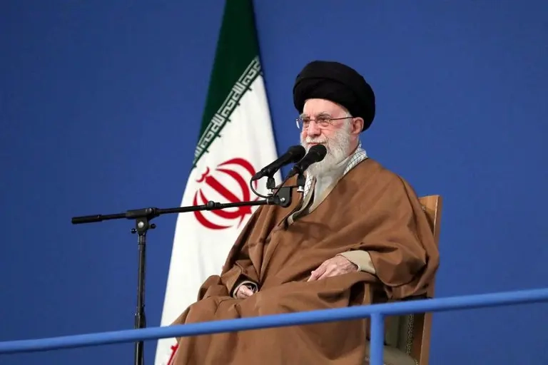 زعيم إيران يقول إنه لا يتوقع نتائج من المحادثات مع الولايات المتحدة