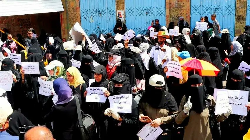 تظاهرة نسائية في تعز تطالب بتحسين الخدمات وإنهاء أزمة المياه والكهرباء