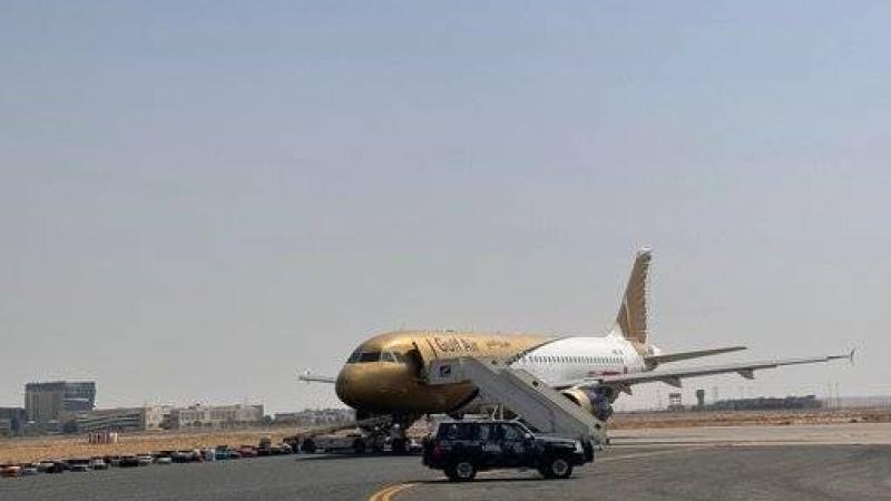 الكويت: إنزال ركاب طائرة خليجية بسلام بعد بلاغ كاذب عن قنبلة